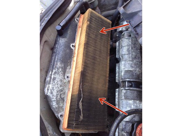 Vous pouvez maintenant, soulever entièrement la boite à air pour pouvoir ainsi voir le filtre à air.