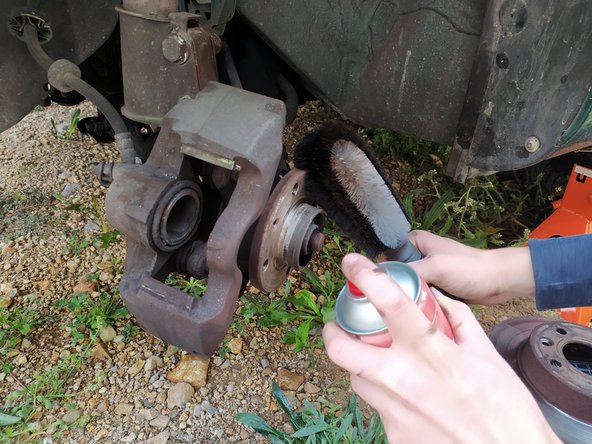 Passer du nettoyant frein et un coup de brosse métallique pour nettoyer le moyeu et l'étrier de frein.