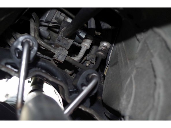 Sur la troisième photo, on voit la nouvelle pièce enfichée dans les silent blocks flambant neufs.