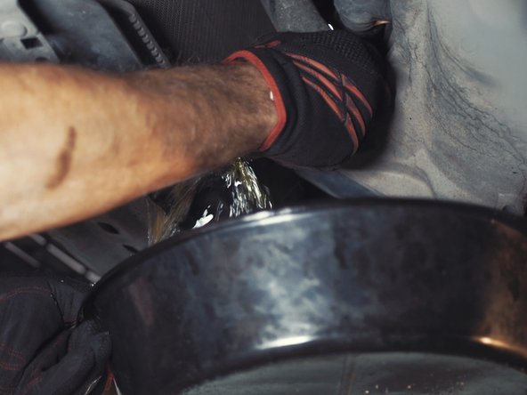 Laisser le liquide de refroidissement s'écouler dans la bassine