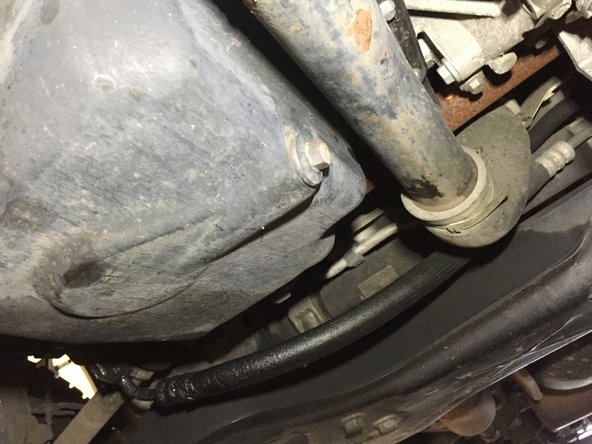 Serrer le à l'aide de la clé plate de 13