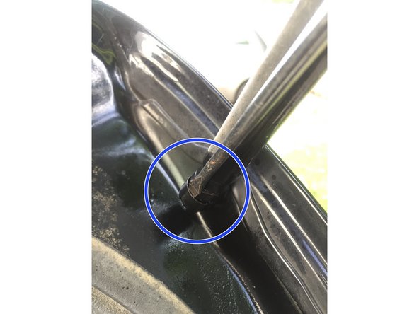 Retirer le clips du bas