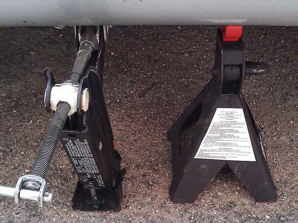 A l’aide du cric retirer la première chandelle.