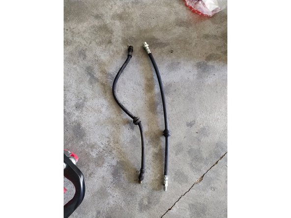 Dévisser la vis de la durite sur l'étirer de frein