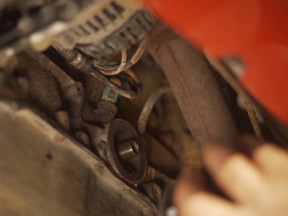 
Replace the oil filter in its location by screwing it in by hand quite tightly.
