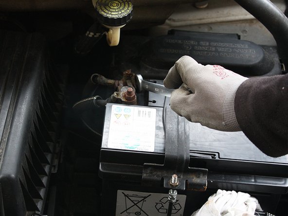 Serrer l'écrou de 13mm.