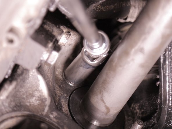 Repositionner et serrer les deux brides du roulement de cardan