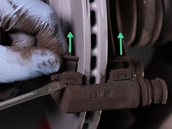 Retirer les quatre guides présent sur la chape d'étrier avec un tournevis plat
