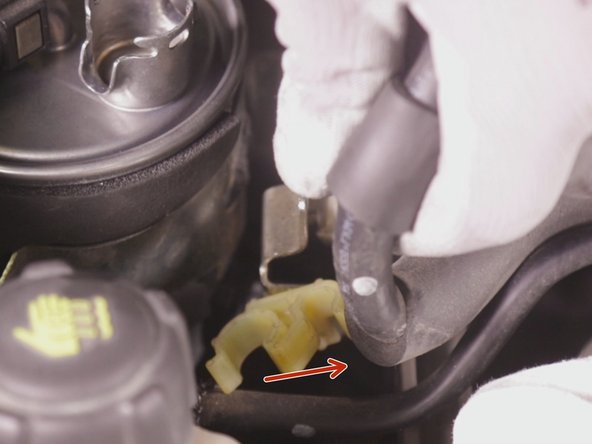 Décrocher la durite de l’agrafe.