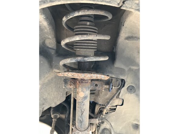 et enfin démonter les trois boulon a la tete du verin en dessous le capot