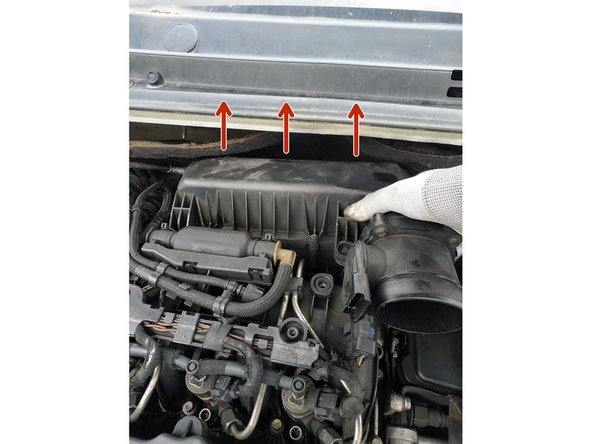 soulever légèrement la boîte à air pour la déloger (il y a 4 ergots en tout)