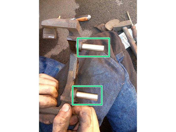 Nettoyez les coulisseaux à l'aide d'un chiffon puis les graisser.