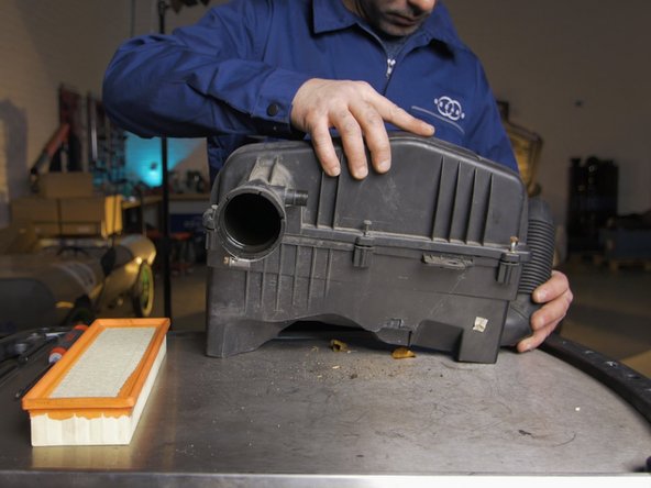 Replacer le couvercle de la boite à air tout en respectant l'emplacement des vis