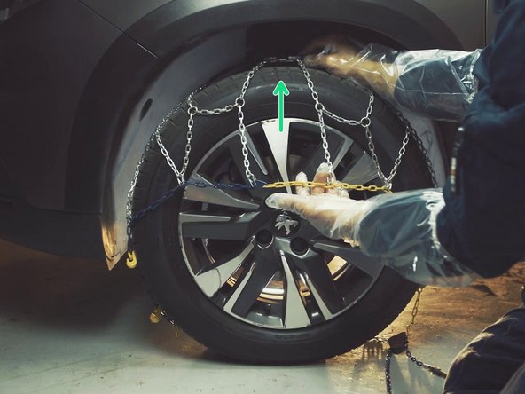 Remonter l'ensemble de la chaine sur la roue et placer le système d'accroche sur le flan intérieur