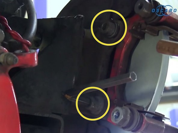 Revisser les 2 boulons du support de l'étrier