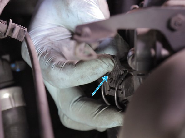 Re-clipser les deux attaches de la boite à air