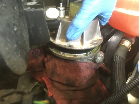 Tirer le couvercle vers le haut pour accéder à la cartouche