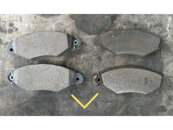 On voit ici un disque très usé qu'il fallait absolument changer. Il y a une lèvre sur les bords qui fait que des plaquettes neuves n'auraient pas porté comme il faut.