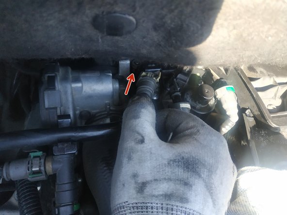 brancher la durite de gauche (verrouiller la languette métallique le cas échéant)