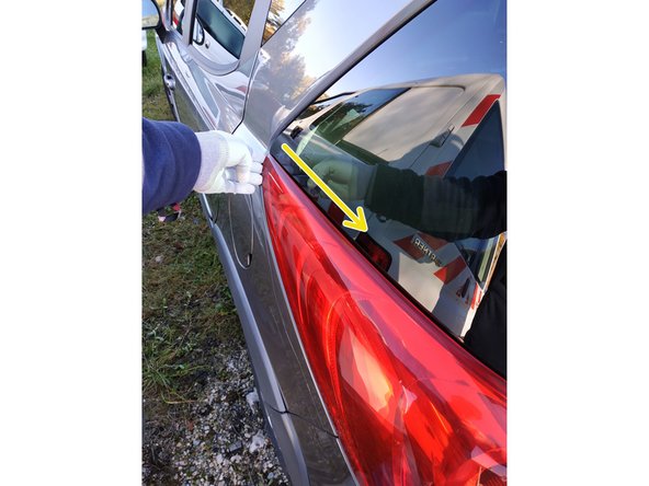 tout en essayant de tirer le long du feu vers l'arrière de l'autre main