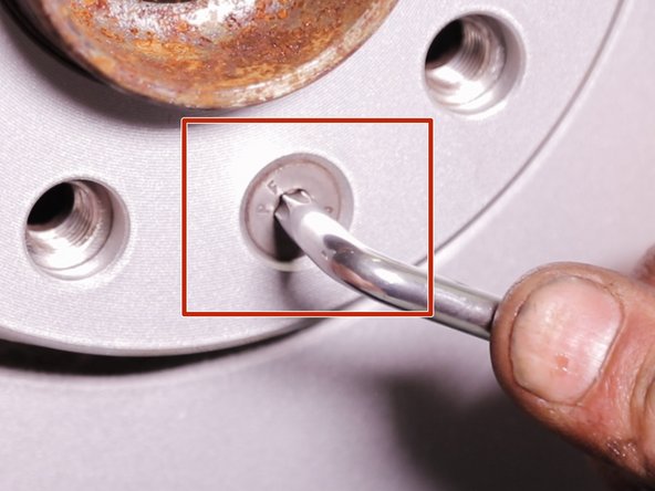 Replacer les deux vis et serrer