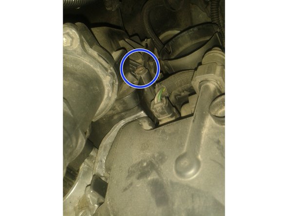 La troisième se situe sur le côté droit du couvercle de la boîte à air.