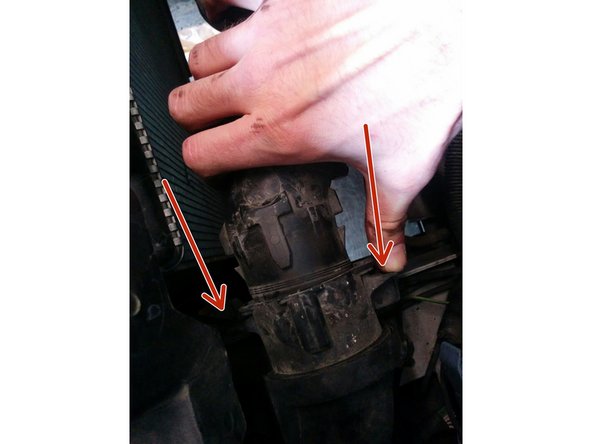 Débrancher la durite d’arrivé d'air frais en appuyant sur les ergot en plastique (côté pare choc)