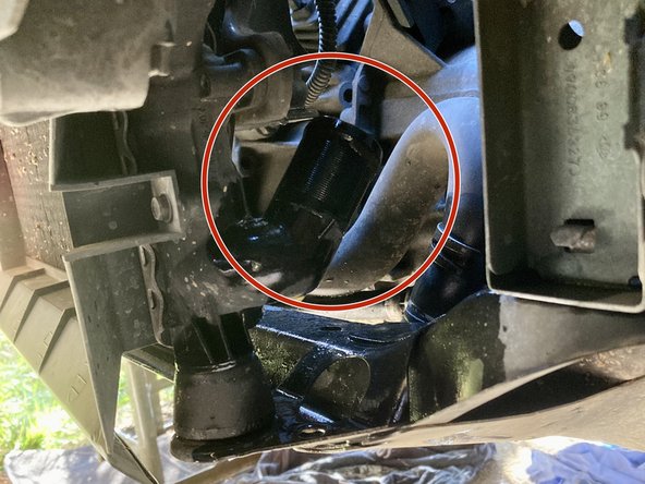 Placer le bac de récupération sous la durite et plusieurs chiffons autour