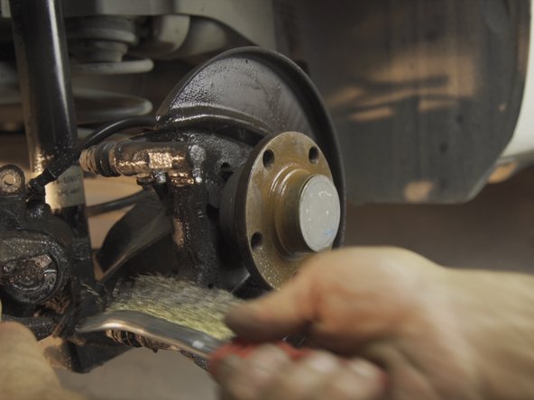 Frotter le moyeu et l'emplacement des plaquettes pour retirer la poussière de frein