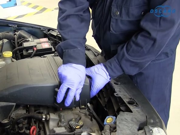 Reclipser les trois clips de la boîte à air