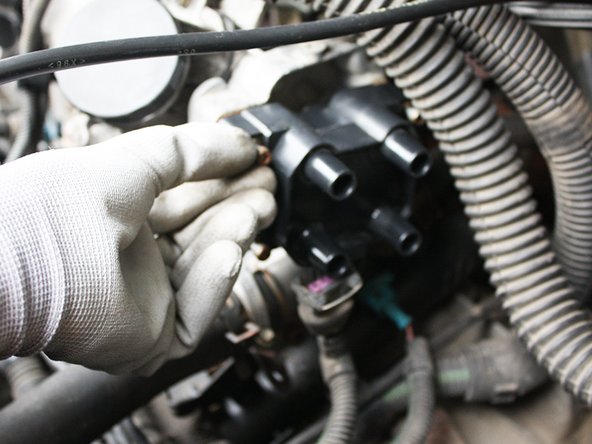 Positionner la bobine d'allumage et commencer par mettre en place les 4 vis à la main.