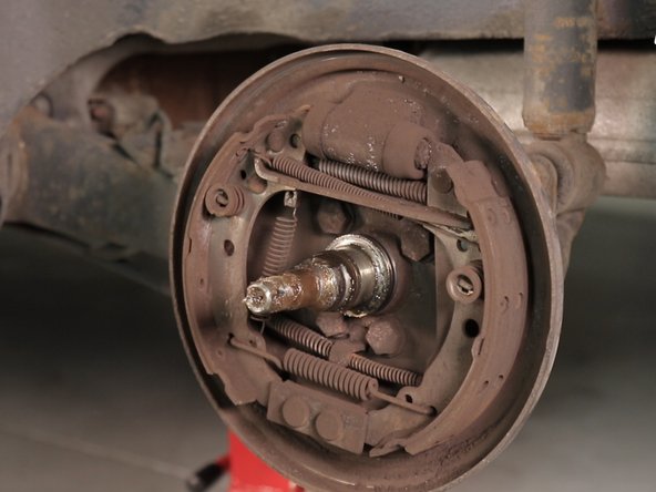 Nettoyez la graisse restante sur la fusée d'essieu