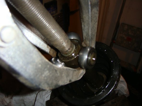 Idéalement placer le cardan dans un étau, sortir le clip de retenue avec une pince à clips puis avec un arrache moyeu à trois griffes extraire le tripode