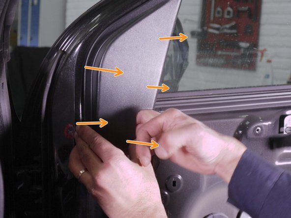 Retirer en tirent délicatement vers vous  la garniture du rétroviseur à l’intérieur de la porte