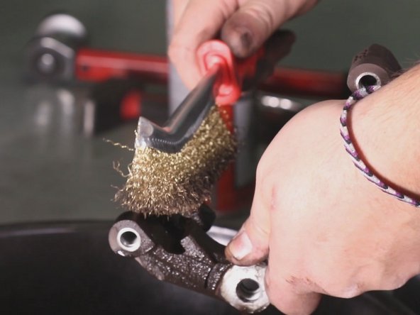 Nettoyer la chape à l'aide du nettoyant frein et d'une brosse métallique