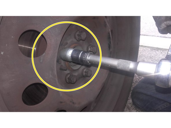 Repositionner la roue, serrer la roue en la posant au sol