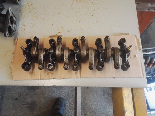 Déposez la rampe de culbuteur et repérez son sens de montage (à l'aide d'un carton par exemple)