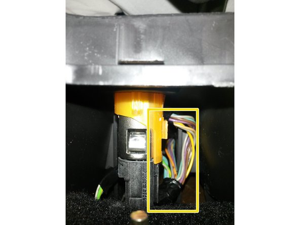 Elle est clipsé en haut et en bas (glissière).