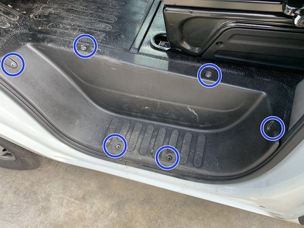 Retirer la marche pied pour acceder a la  batterie