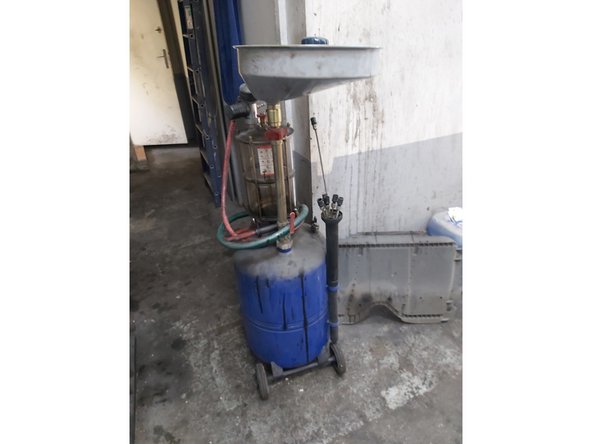 Une fois le carter d'huile moteur vider revisser le bouchon de vidange à l'aide d'une clé pour vidange.