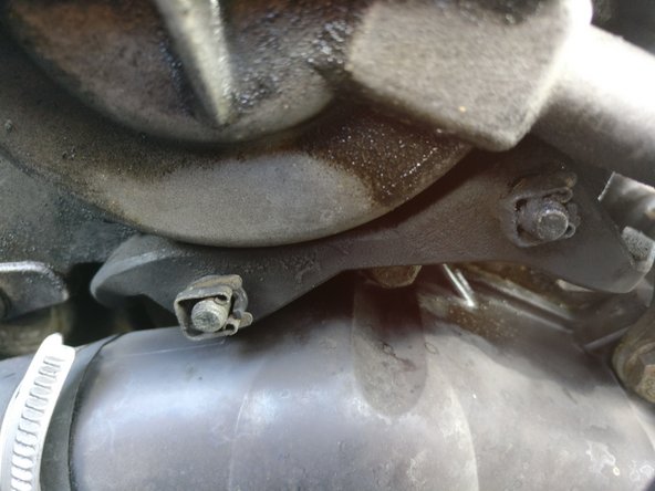 Une fois que vous avez retiré les agrafes, tirer légèrement sur le support pour le sortir