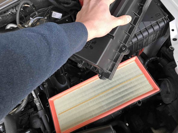 Avec tout l'ensemble, écartez le couvercle, sans forcer sur les durites d'air