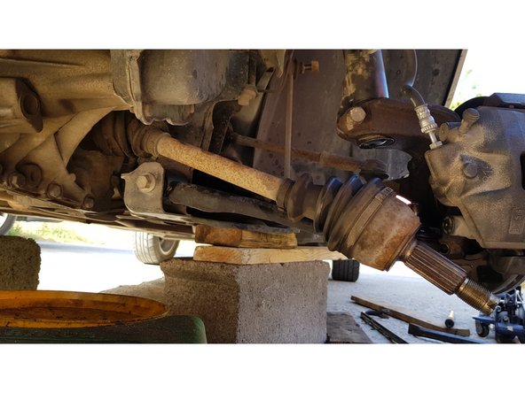 Ne tapez pas trop fort dessus au risque de déformer la face qui va vous empêcher de visser l'écrou au remontage