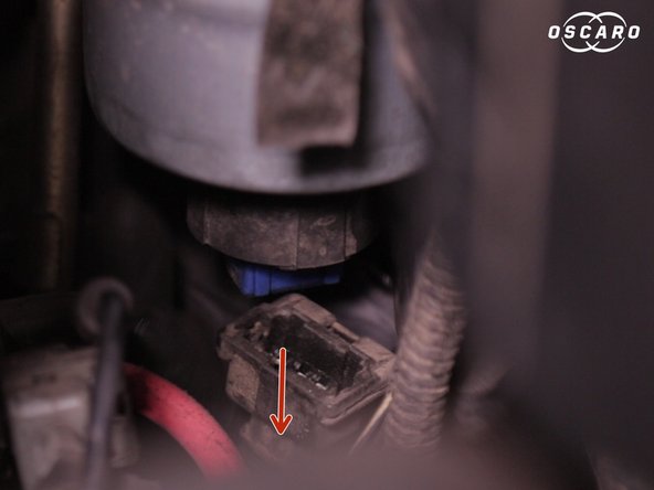 Déclipser le capteur brancher sous le filtre à l'aide d'un tournevis plat