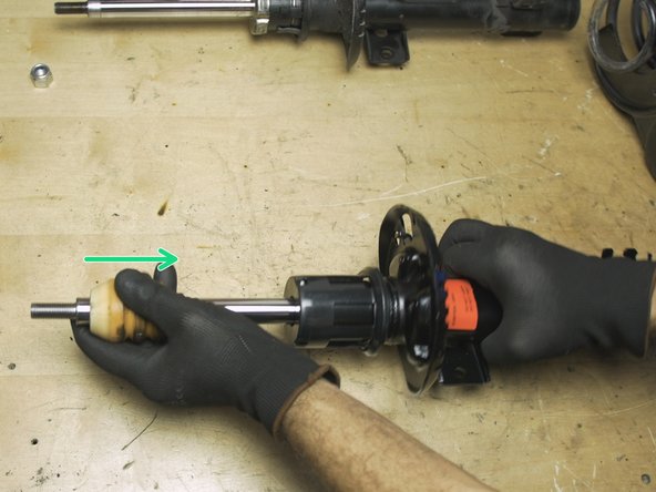 Récupérer la mousse présente sur l'ancien amortisseur et la replacer sur le nouvel amortisseur