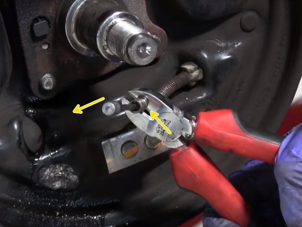 Bloquer le ressort au maximum avec la pince coupante et insérer le câble de frein dans le trou