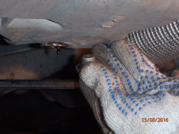 Refermer le bouchon de carter d'huile en essuyant bien pour déceler plus tard une éventuelle petite fuite d'huile si bouchon pas assez serré