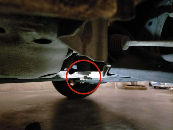 Déposer la vis verticale avec une clé à choc et une douille de 15 mm.