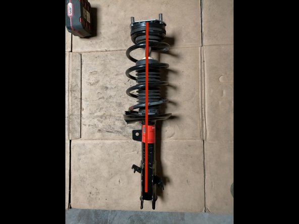 Bien respecter l'emplacement du ressort dans son encoche (il y a un repère vert en bas sur le ressort) et l'alignement de la butée avec les fixations basses. (il y a un triangle sur la butée)