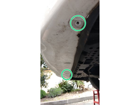 
Unscrew the fixing screws under the front bumper using a Phillips screwdriver.

